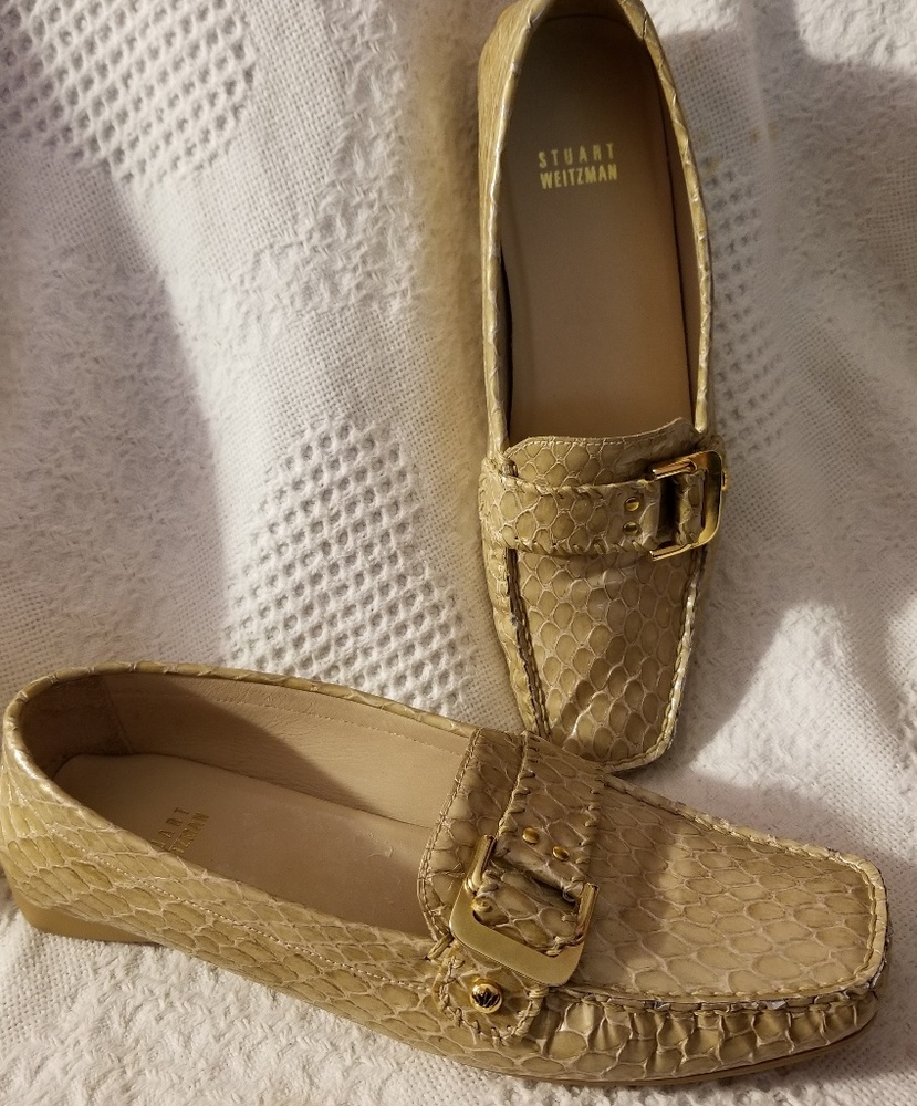 Stuart Weitzman 8 M beige patent driving loafer
